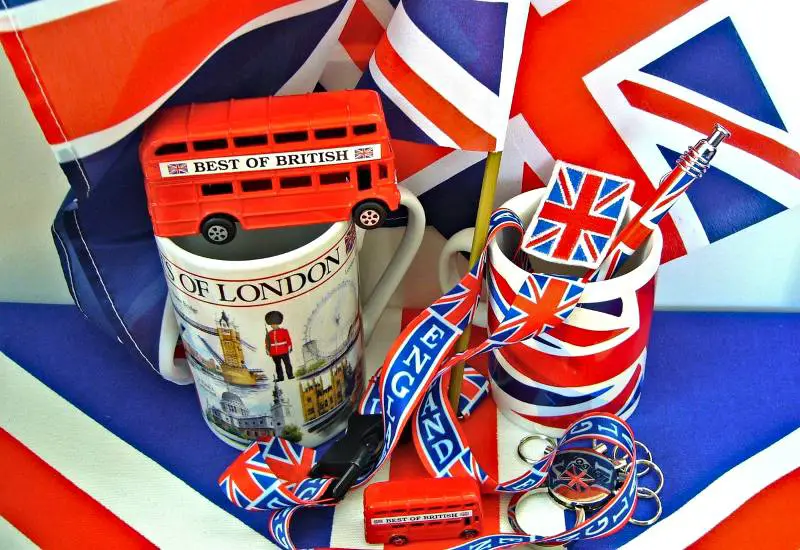 Souvenirs in London UK flag Union jack Coffee mug Pen red bus