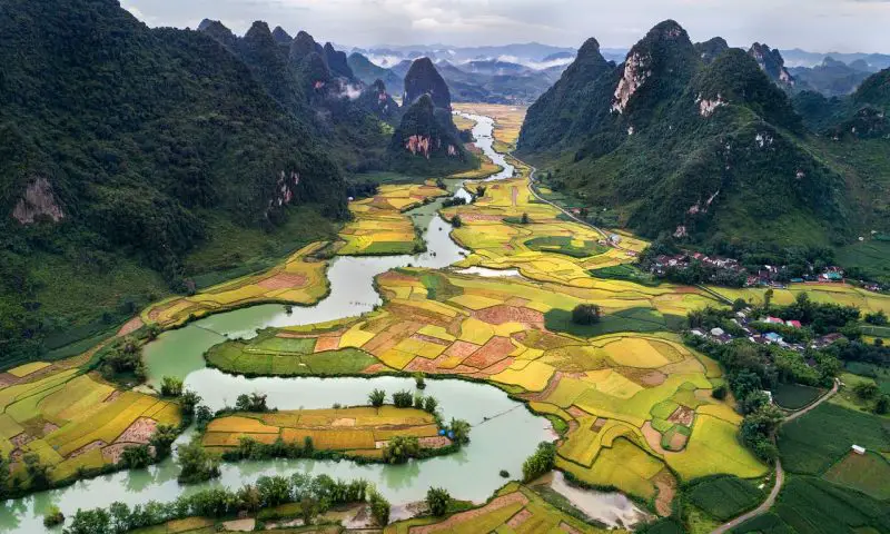 WAYS TO BECOME A MORE RESPONSIBLE TOURIST