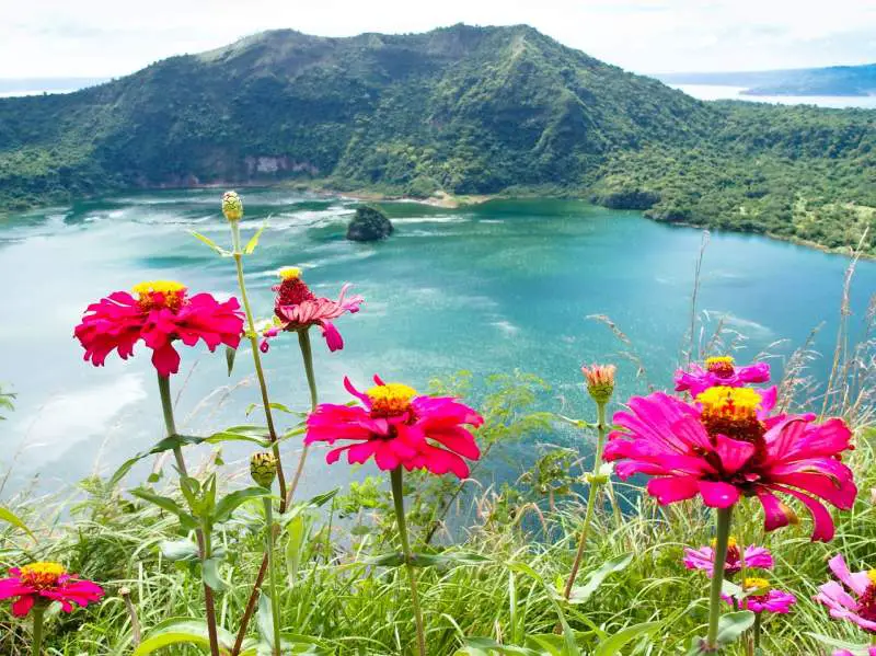 philippines visit Tagaytay tourist things Taal lake Luzon