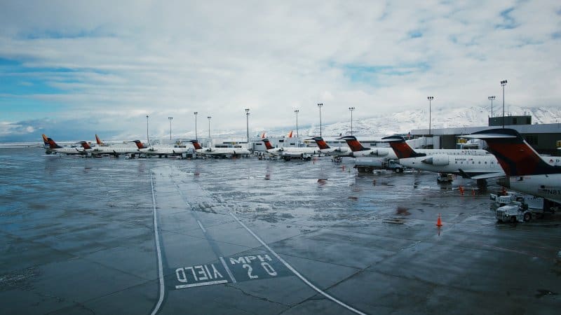 Planes waiting to take off flight delay cancellation
