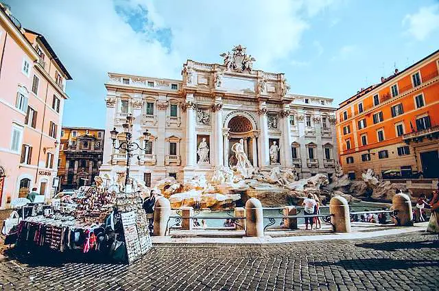 Best things to do in Italy throw coin Trevi Fountain Rome
